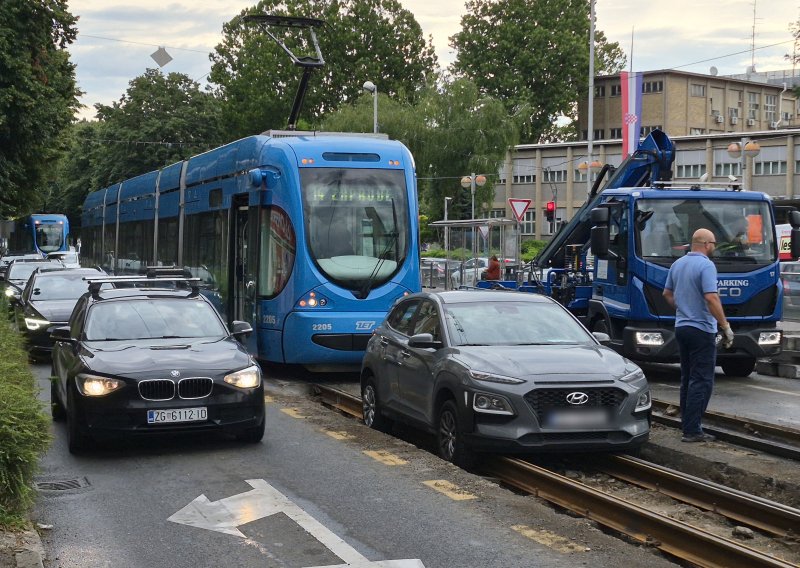 Dvaput je dvaput: U svega nekoliko sati automobil ponovno uletio u raskopane tračnice u Zagrebu