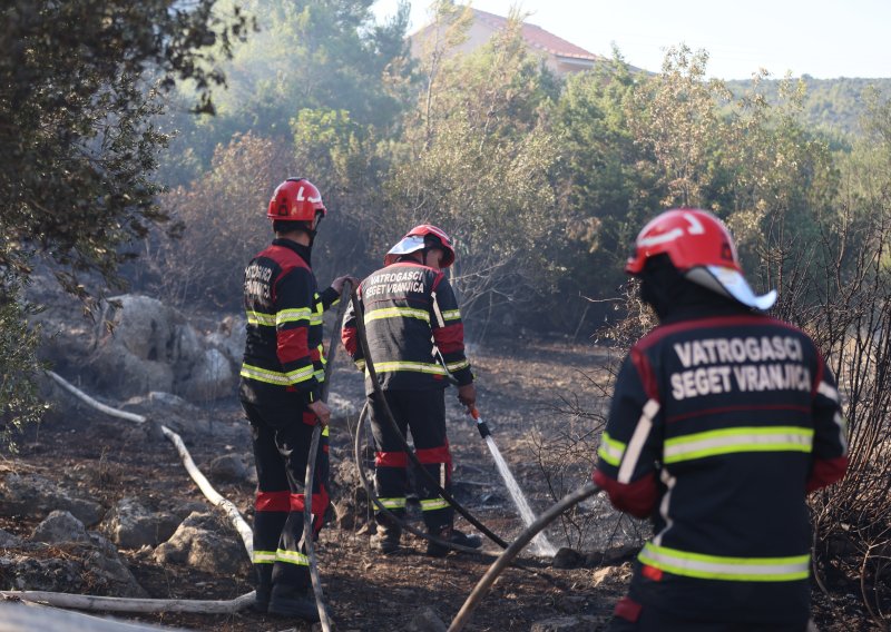Vatrogasci cijelu noć sanirali požarište kod Vinišća