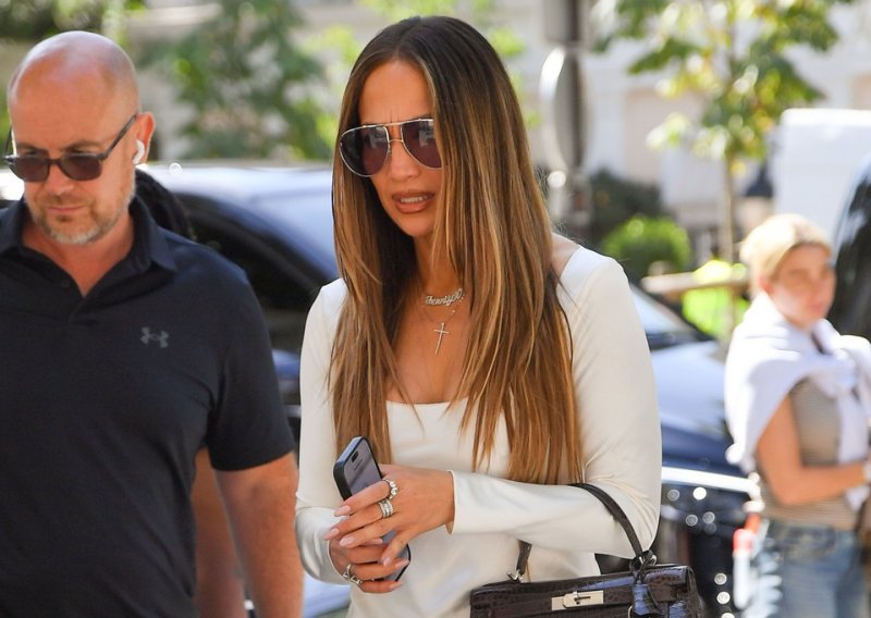 Sve je u detaljima: Jennifer Lopez pokazala kako elegantno nositi 'običnu' bijelu haljinu