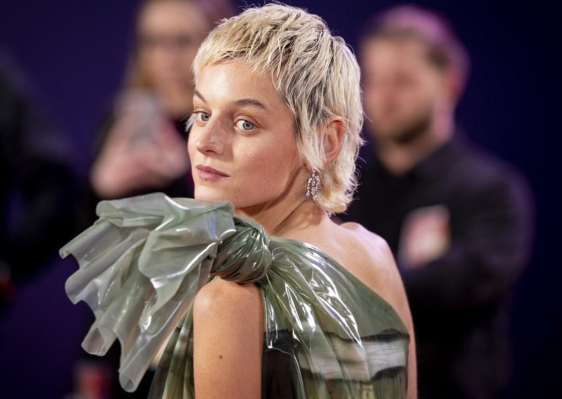 Ovo nitko nije očekivao: Glumica iz 'Krune' iznenadila outfitom na Pariškom tjednu mode