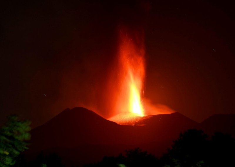 Problemi na Siciliji: Zbog erupcije vulkana obustavljeni svi letovi
