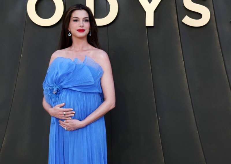 Sve oči bile su uprte u Anne Hathaway: Raskošna kreacija istaknula je njezin trudnički trbuh