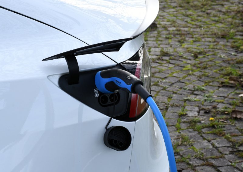 Električni automobili ipak stvaraju CO₂? Evo o čemu se zapravo radi
