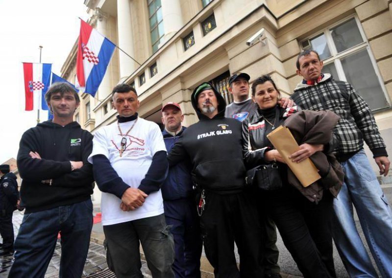 Djakic receives hunger striking veterans