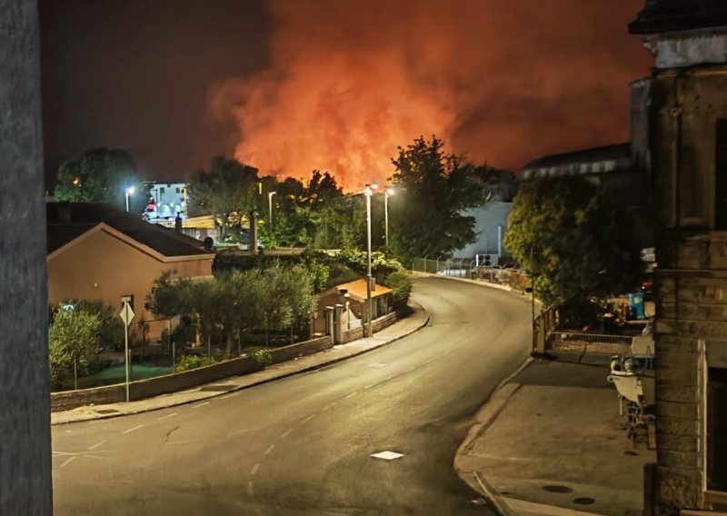 I dalje traje borba s požarom kod Metkovića, u pomoć uskočio i kanader