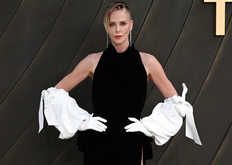 Charlize Theron ukrala show u haljini koja pomiče granice elegancije