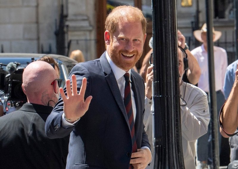 Harry stigao u London, ali bez Meghan i djece; sve je zasjenila nova drama