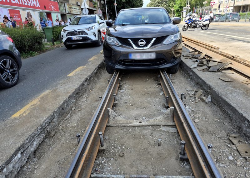 Novi kaos na Savskoj: Taksi upao u rupu kod tračnica, tramvaji stali