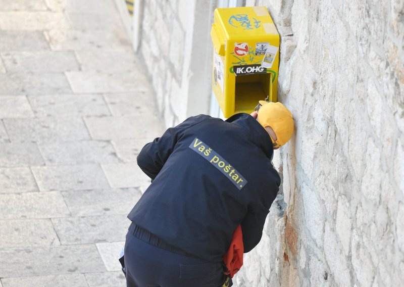 Upozorenje Hrvatske pošte na lažne SMS poruke: Jedan klik može vas skupo koštati