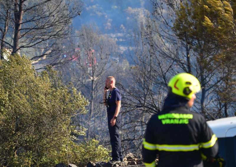 Mirnija noć pred vatrogascima: Ugašeni požari iznad Trogira i na Braču