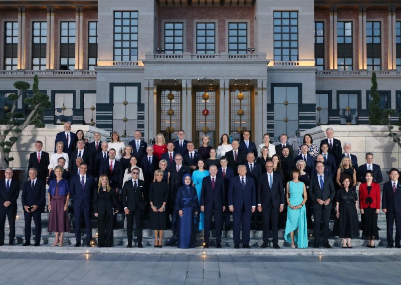 FOTO Objavljena zajednička fotografija čelnika zemalja NATO-a, pogledajte gdje je Milanović