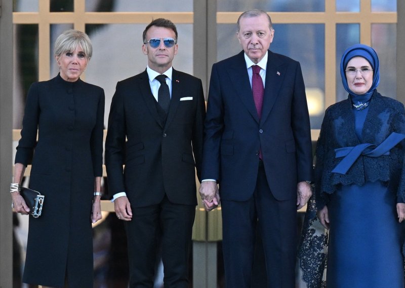 Brigitte Macron ponovno je dokazala da s ovim komadom nema greške