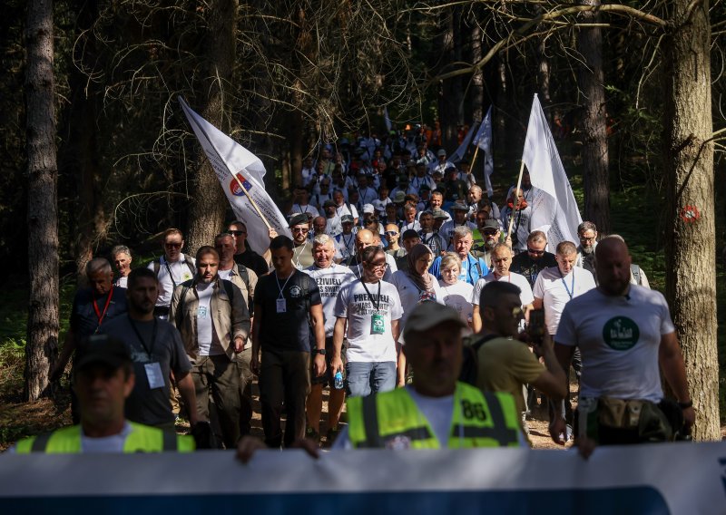 Krenuo Marš mira: Sudionici hodaju stazom kojom su Bošnjaci '95. pokušavali spasiti živote