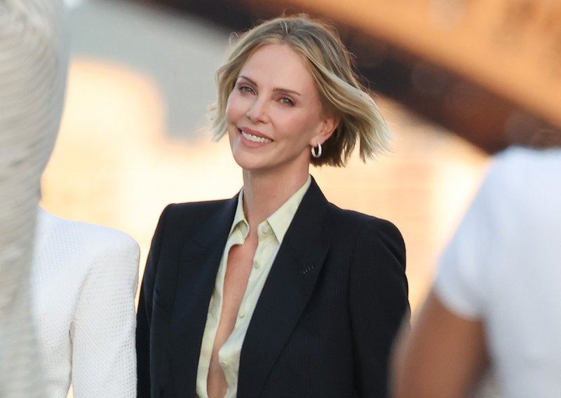 Charlize Theron 'osvojila' Pariz ovom jednostavnom kombinacijom satena