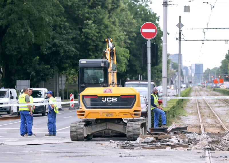 Policija s inspekcijom na intervenciji na križanju Savske i Vukovarske