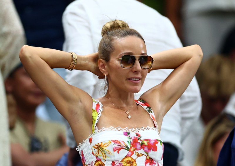 Ljetna romantika na tribinama: Jelena Đoković oduševila Wimbledon cvjetnim izdanjem