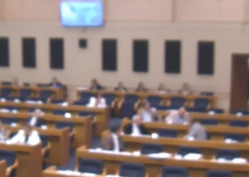 VIDEO Nevjerojatne scene u Skupštini RS-a: Osiguranje lovilo zastupnika po dvorani