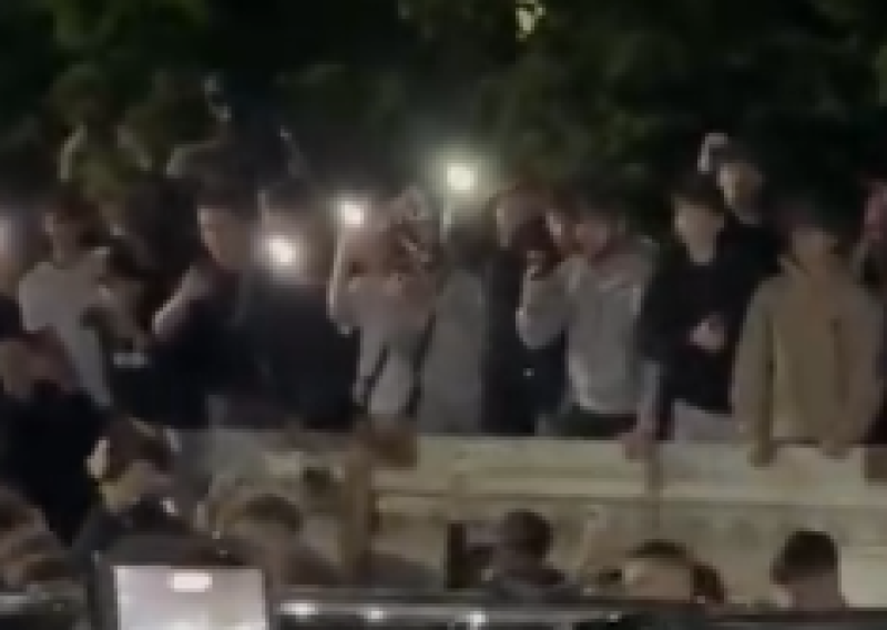 VIDEO Kaos u Lavovu: Građani prevrnuli vojni kombi tijekom pokušaja mobilizacije