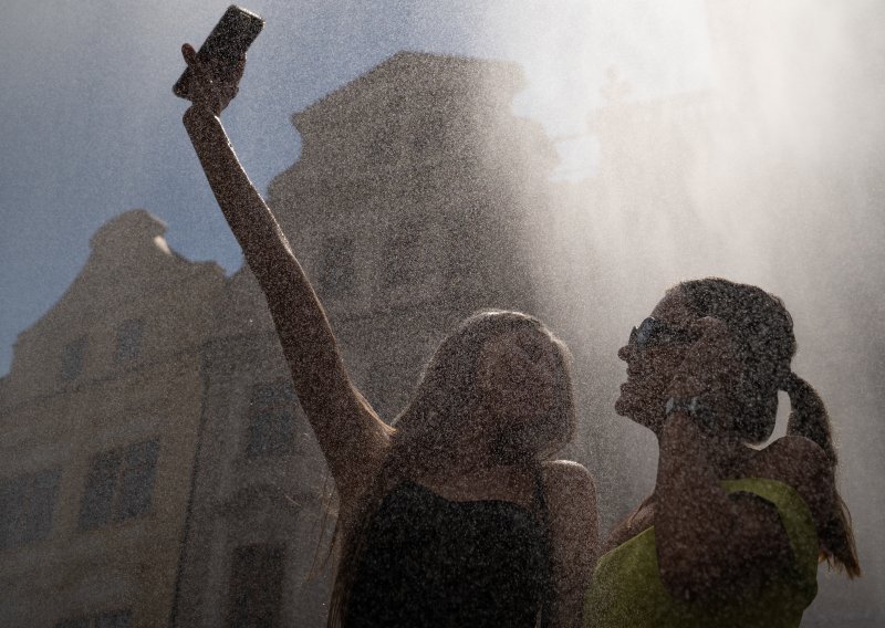 Fotografije s ljetovanja mogu prevarantima reći puno više nego što mislite