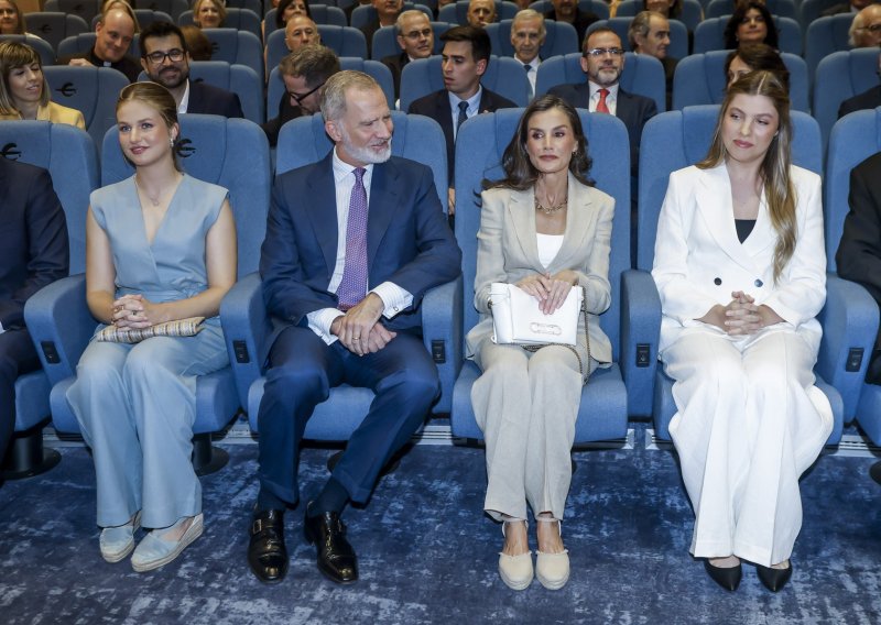 Kraljica Letizia zna formulu za besprijekoran stil, a njezine kćeri polako pišu vlastita modna pravila