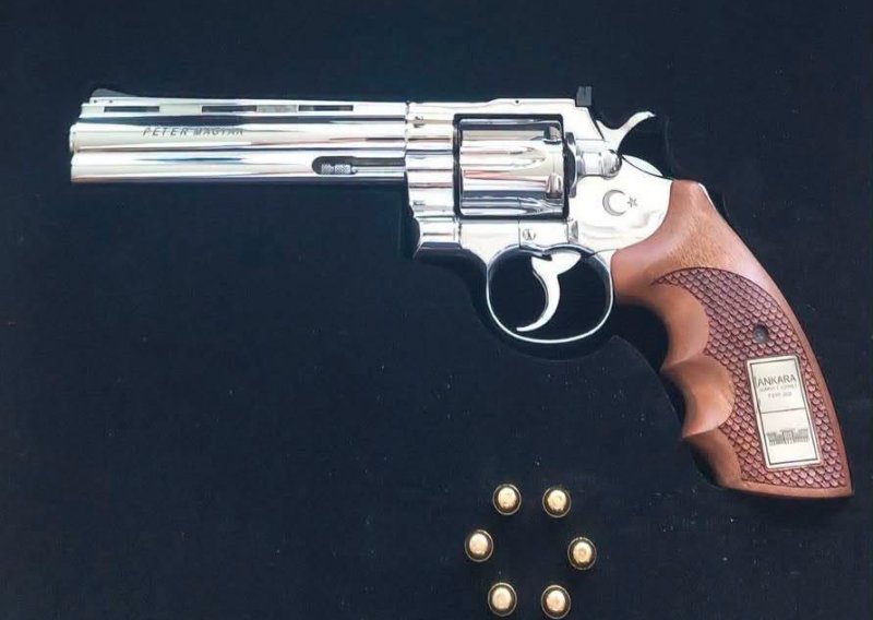 Svjetski čenici zbunjeni Erdoganovim poklonom: Evo kako izgleda moćni turski revolver
