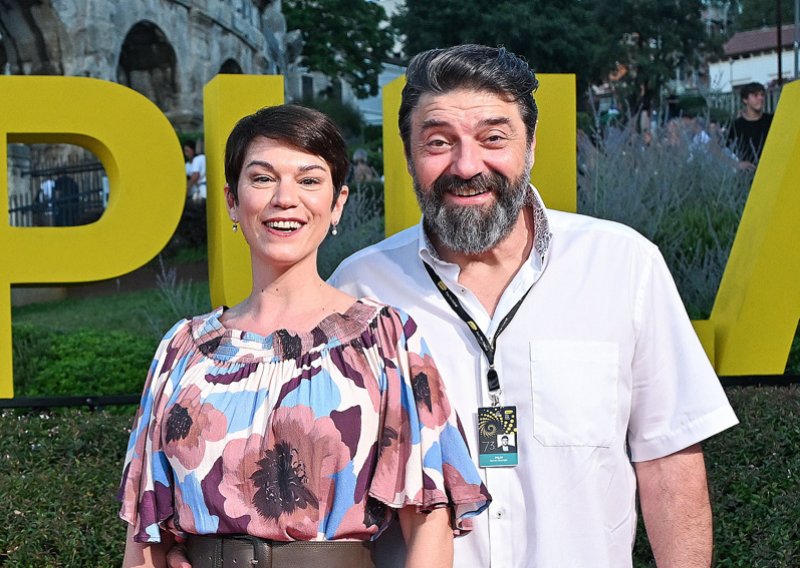 Na otvorenju festivala: Goran Navojec i Marija Škaričić snimljeni u rijetkom zajedničkom izlasku