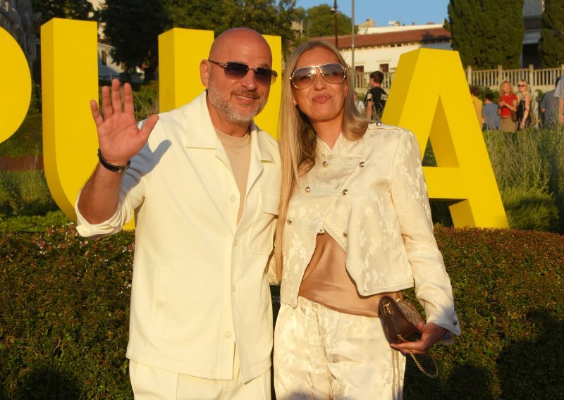 Rijetko su u javnosti: Rene Bitorajac u društvu supruge na otvorenju festivala