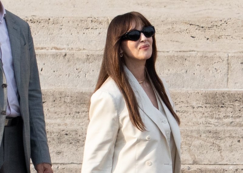 Monica Bellucci rijetko bira ovakve tonove, a sada je pokazala zašto bi trebala češće