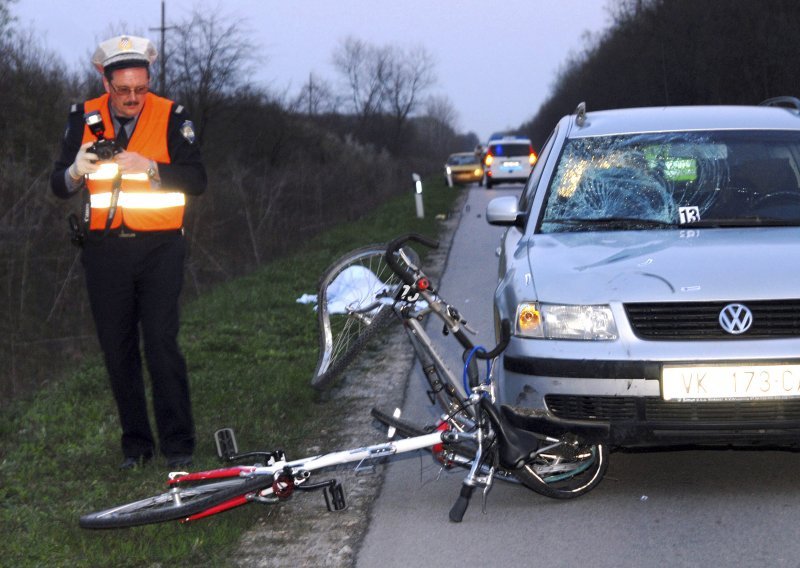 Biciklist kritično nakon što je ga je udario automobil