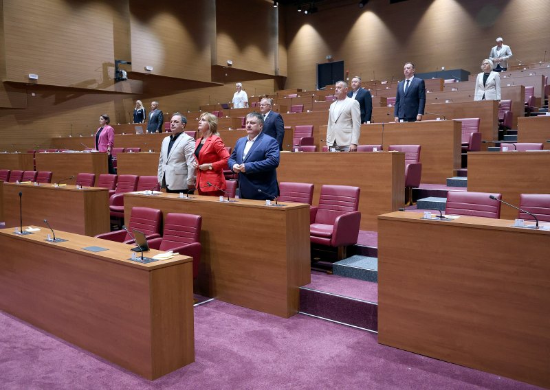 Sabor minutom šutnje odao počast žrtvama Srebrenice