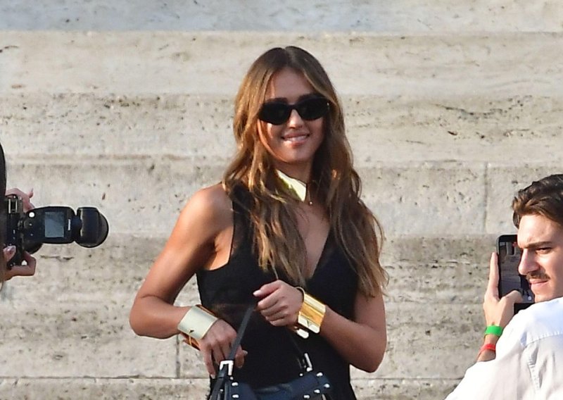 Jessica Alba u haljini koja spaja dva potpuno različita stila, a kultna torba vodi glavnu riječ