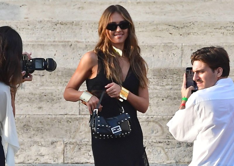 Jessica Alba u haljini koja spaja dva potpuno različita stila, a kultna torba vodi glavnu riječ
