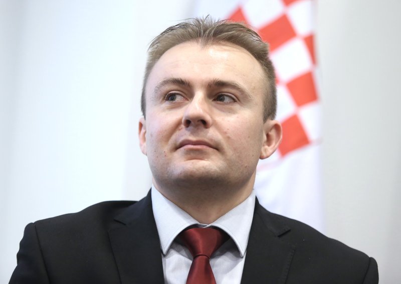 Ovo je čovjek koji bi trebao nadzirati sigurnosno-obavještajne agencije