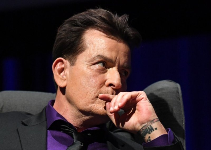 Charlie Sheen mora isplatiti pola milijuna dolara zaostataka alimentacije bivšoj supruzi