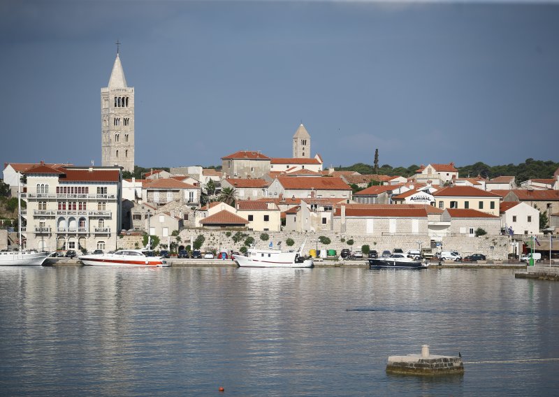 Zaboravite klime: Ovaj hrvatski otok ima stoljećima star, genijalan trik kako preživjeti paklene ljetne vrućine