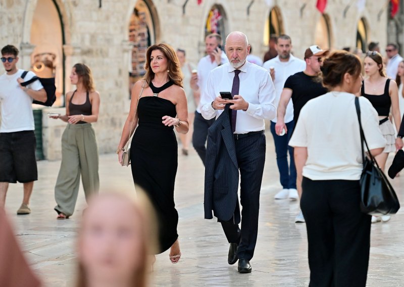 Andro Krstulović Opara i supruga Daniela prošetali Stradunom i pokazali besprijekoran ljetni chic