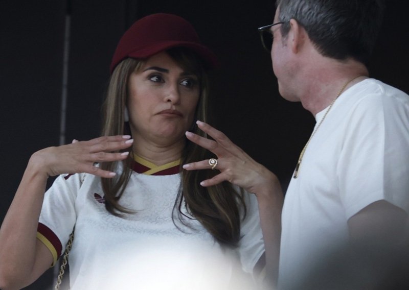 Strasti na vrhuncu: Penelope Cruz u žaru navijanja uhvaćena u napetom razgovoru s Noelom Gallagherom