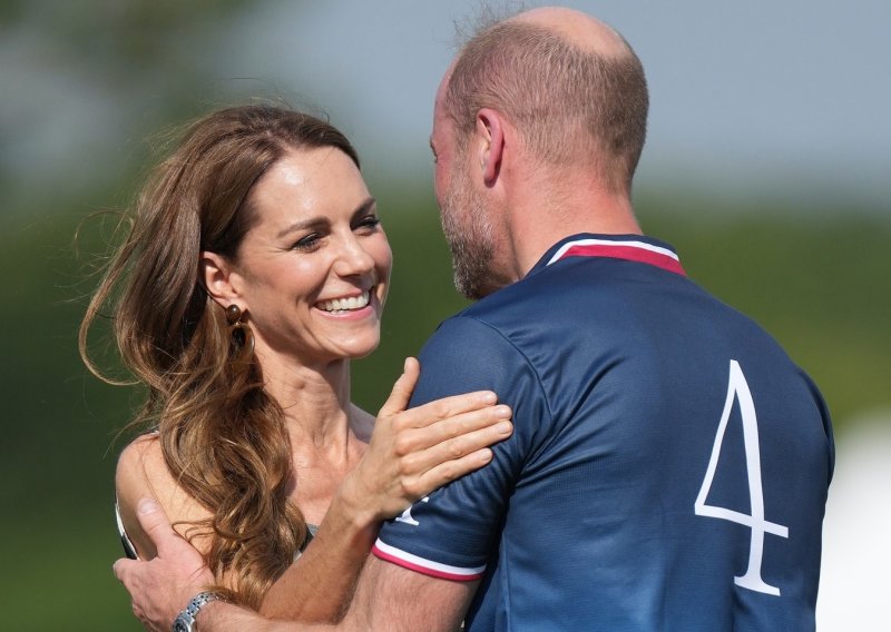 Pobjeda na terenu i rijedak romantičan trenutak: Kate Middleton i princ William oduševili na polu