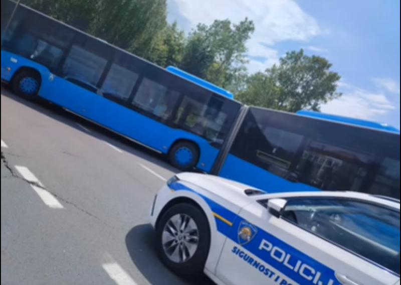 VIDEO Širi se snimka 'prepolovljenog' autobusa, iz ZET-a objasnili što se dogodilo