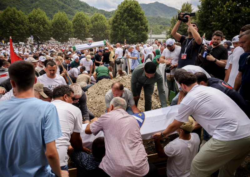 Drama tijekom obljetnice Srebrenice: Šešeljeva stranka veličala Mladića, reagirao Vučić