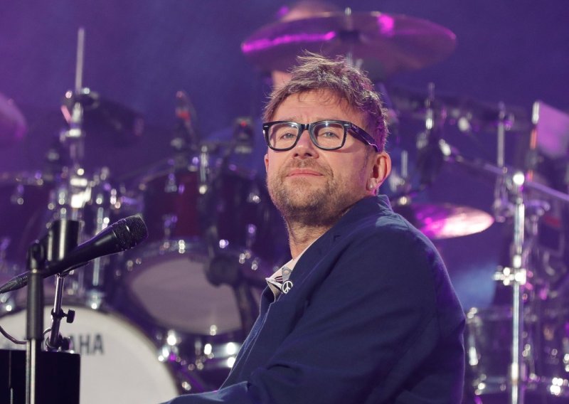Britanski glazbenik uz studente u Srbiji: Frontmen benda Blur na nastupu nosio majicu s jasnom porukom