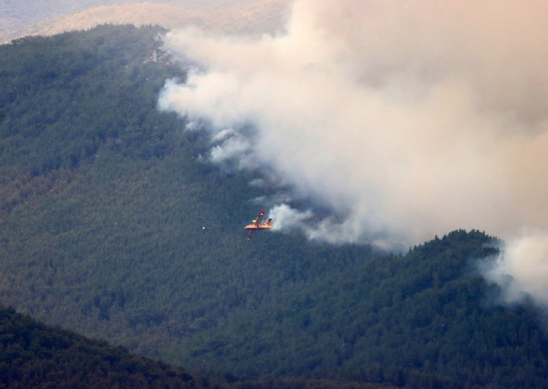 Požar na Korčuli stavljen pod nadzor, dio vatrogasaca preusmjeren na Mljet