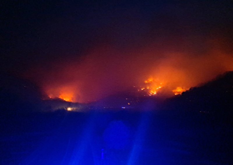 Pred vatrogascima na Korčuli teška noć: 'Situacija nije pod kontrolom, ovdje sve može biti ugroženo'