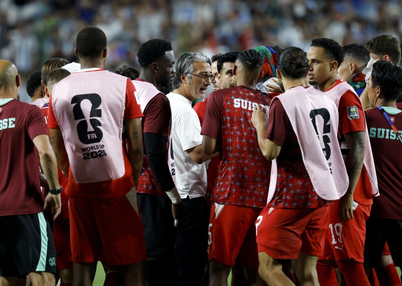 Izbornik Švicarske bijesan nakon drame napao FIFA-u: ‘Ovo šteti nogometu’