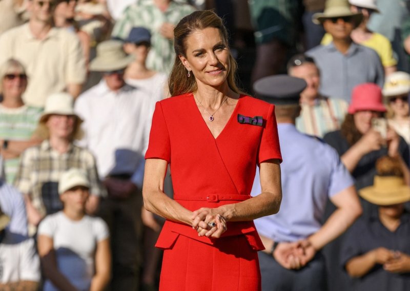Svi su gledali u nju: Predivna Kate Middleton oduševila crvenim izdanjem na Wimbeldonu