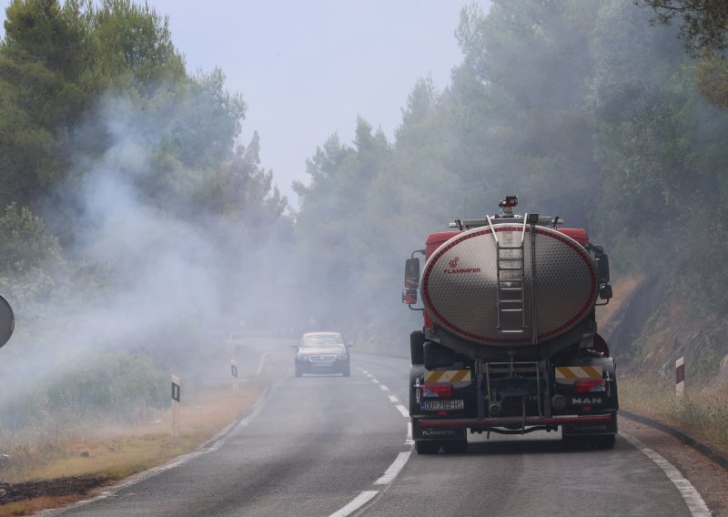 Velika borba s vatrom na Korčuli: Na terenu 220 vatrogasaca, stiže i treći kanader
