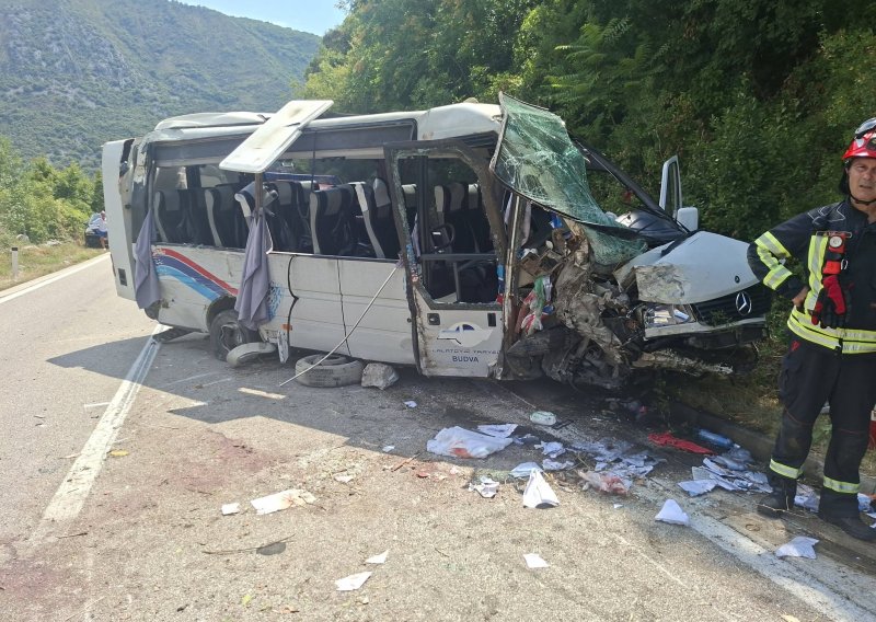 Horor u Crnoj Gori: Minibus se zabio u stijenu i prevrnuo, poginula djevojka iz Srbije