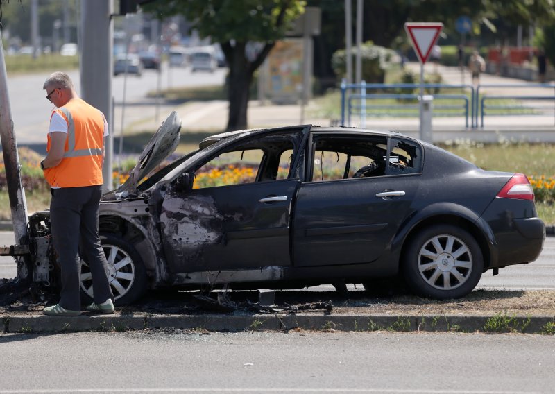 FOTO Drama na križanju u Novom Zagrebu: Automobil se zabio u semafor pa planuo
