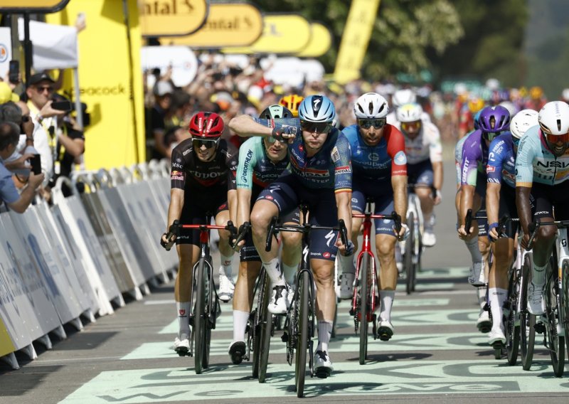 Teška nesreća na Tour de Franceu; osmero gledatelja ozlijeđeno, dvoje teško