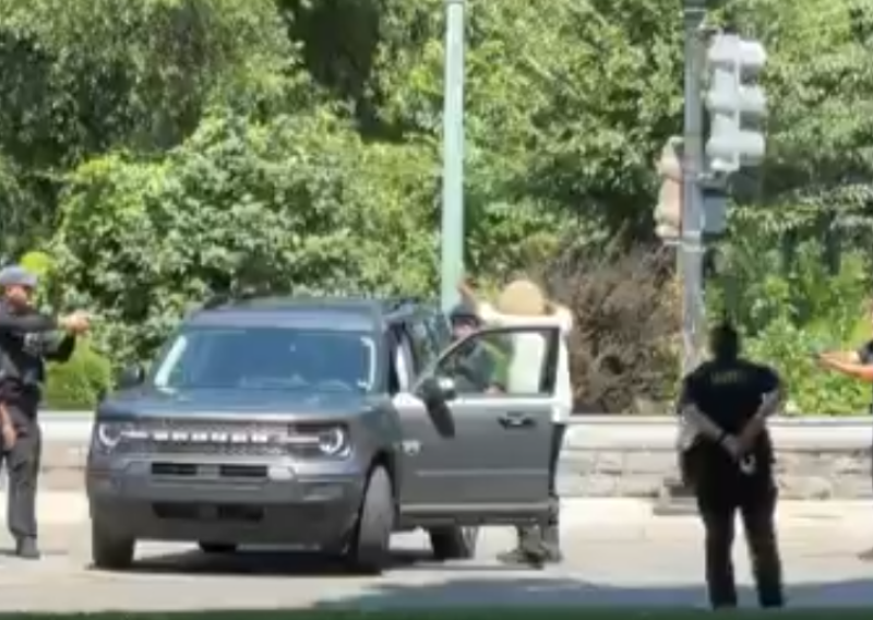 Kod Kapitola uhićen naoružani muškarac